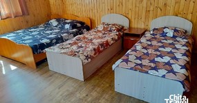 №3 (4-х местный) - двуспальная кровать, 2 односпальные, шкаф-купе, кухонная зона, холодильник, эл.чайник, кухонный гарнитур, стол, стулья (май 2025).