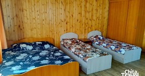 №3 (4-х местный) - двуспальная кровать, 2 односпальные, шкаф-купе, кухонная зона, холодильник, эл.чайник, кухонный гарнитур, стол, стулья (май 2025).