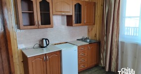 №3 (4-х местный) - двуспальная кровать, 2 односпальные, шкаф-купе, кухонная зона, холодильник, эл.чайник, кухонный гарнитур, стол, стулья (май 2025).