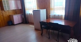 №4 (4-х местный) - двуспальная кровать, 2 односпальные, кухонная зона, холодильник, эл.чайник, кухонный гарнитур, стол, стулья (май 2025).