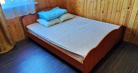 №7 (2-х местный) - двуспальная кровать, холодильник, эл.чайник, раковина, стол, стулья (май 2024).