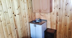 №7 (2-х местный) - двуспальная кровать, холодильник, эл.чайник, раковина, стол, стулья (май 2024).