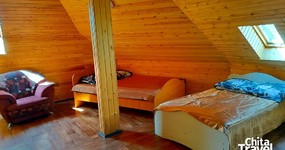 №17 (4-х местный) - Двуспальная и полуторная деревянные кровати, кресло, кух. гарнитур, раковина, стол, табуреты, эл. чайник, маленький холодильник. (май 2025)