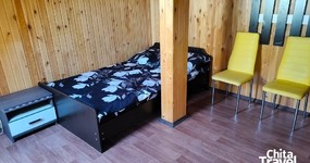 №18 (4-х местный) - Двуспальная и полуторная деревянные кровати, стол, стулья, кухонный гарнитур, раковина, маленький холодильник, эл. чайник. (май 2025)