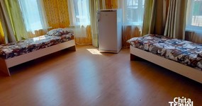 №8 (4-х местный) - двуспальная кровать, 2 односпальные, стол, кухонный гарнитур, чайник, холодильник, раковина (май 2025).