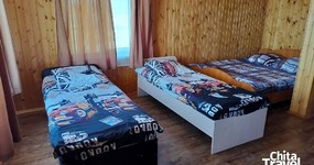 №11 (4-х местный) - двуспальная кровать, 2 односпальные, кухонная зона, холодильник, эл.чайник, кухонный гарнитур, стол, кухонный уголок, шкаф (май 2025).