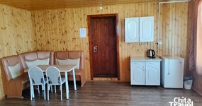 №11 (4-х местный) - двуспальная кровать, 2 односпальные, кухонная зона, холодильник, эл.чайник, кухонный гарнитур, стол, кухонный уголок, шкаф (май 2025).