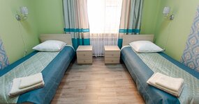 Двухместный номер (две односпальные кровати, тумбочки, стол, стул, зеркало, вентилятор) 