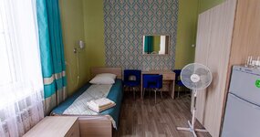 Двухместный номер (две односпальные кровати, тумбочки, стол, стул, зеркало, вентилятор) 