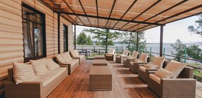 Открытая терраса с видом на озеро (мягкие диванчики, столики)