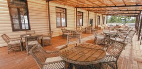 Открытая терраса с видом на озеро (мягкие диванчики, столики)