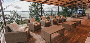 Открытая терраса с видом на озеро (мягкие диванчики, столики)