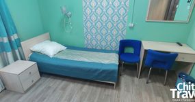 №2 (2 места) - 2 односпальные кровати, стол, стулья, эл. чайник, холодильник (декабрь 2025)