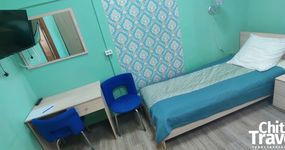 №4 (2 места) - 2 односпальные кровати, стол, стулья, эл. чайник, холодильник (декабрь 2025)