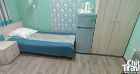 №4 (2 места) - 2 односпальные кровати, стол, стулья, эл. чайник, холодильник (декабрь 2025)