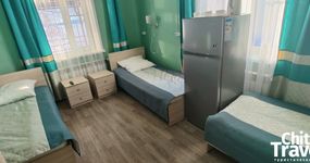 №5 (3 места) - 3 односпальные кровати, стол, стулья, эл. чайник, холодильник (декабрь 2025)