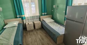 №5 (3 места) - 3 односпальные кровати, стол, стулья, эл. чайник, холодильник (декабрь 2025)