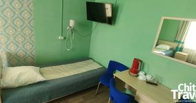 №6 (3 места) - 3 односпальные кровати, стол, стулья, эл. чайник, холодильник (декабрь 2025)