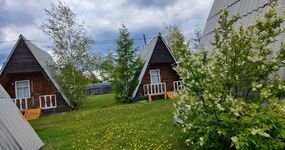 Домики (4 места) - спальные места, холодильник, чайник, эл.плита, стол, стулья. Беседка: стол, лавки, мангал (июнь 2026).