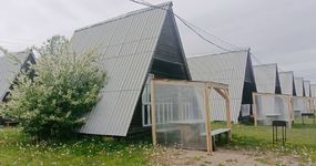 Домики (4 места) - спальные места, холодильник, чайник, эл.плита, стол, стулья. Беседка: стол, лавки, мангал (июнь 2026).