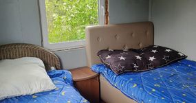 Дом №1 (10 мест) - 1 этаж: комната: 2-х спальная кровать, односпальная кровать, шкаф (июнь 2026)
