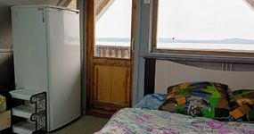 Дом №1 (10 мест) - 2 этаж: комната: 2-х спальная кровать, 2-х спальный диван, две односпальные кровати (июнь 2026)