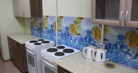 Общая кухонная зона: 2 больших холодильника, 2 электроплиты, кухонный гарнитур, 2 электрических чайника, посуда