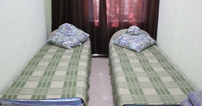 Двухместный номер: во всех номерах централизованное отопление, пластиковые окна, TV плазма, 2 тумбы+2 табурета, графин+2 стакана, стол, вешалка, мусорное ведро