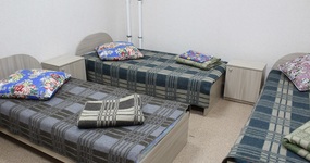 Трёхместный номер 10: централизованное отопление, пластиковые окна, вид из окна на территорию базы, TV плазма, 3 тумбы+3 табурета, графин+3 стакана, стол, вешалка, мусорное ведро