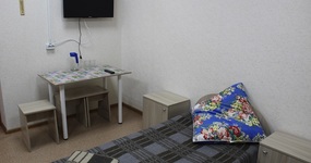 Трёхместный номер 10: централизованное отопление, пластиковые окна, вид из окна на территорию базы, TV плазма, 3 тумбы+3 табурета, графин+3 стакана, стол, вешалка, мусорное ведро