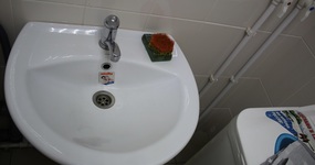 Душевая: 2 раковины, душевая кабина