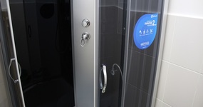 Душевая: 2 раковины, душевая кабина