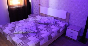 В номере есть гладильная доска, утюг, вешалка 2-х спальная кровать, домашний кинотеатр, 2 тумбы, холодильник, шкаф