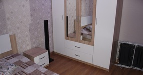 В номере есть гладильная доска, утюг, вешалка 2-х спальная кровать, домашний кинотеатр, 2 тумбы, холодильник, шкаф