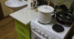 Кухонный гарнитур, посуда, плитка, чайник, 