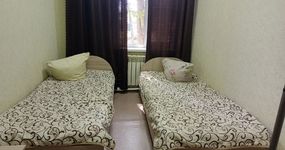 №2 (2 места) - 2 односпальные кровати, стол, стулья, эл. чайник, холодильник (июнь 2026)